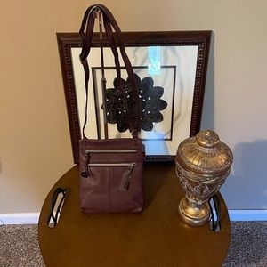 Relic Womens crossbody with 2 side zippers with adjustable straps. NWT